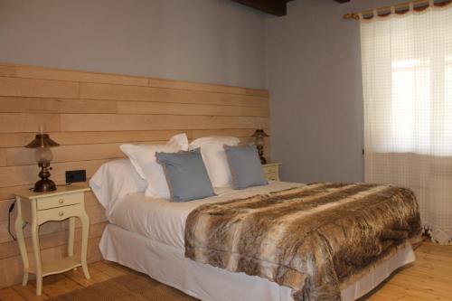 アルティエスにあるArties IIのベッドルーム1室(大型ベッド1台、木製ヘッドボード付)