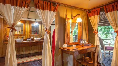 ห้องอาหารหรือที่รับประทานอาหารของ Tipilikwani Mara Camp