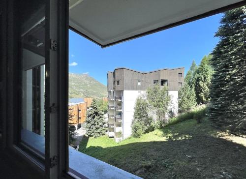 BO421 Studio confortable skis au pieds 3 Vallees