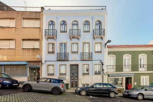 Enjoy Lisbon Graça with a Balcony Overlooking the River