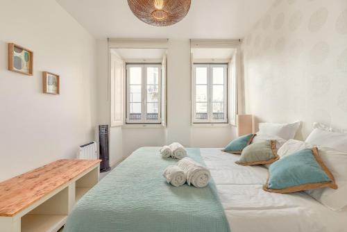 Enjoy Lisbon Graça with a Balcony Overlooking the River