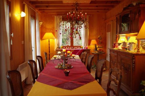 une salle à manger avec une longue table et des chaises dans l'établissement Maison Au Jardin, à Biscarrosse