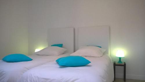 Säng eller sängar i ett rum på Domaine de Massoulac