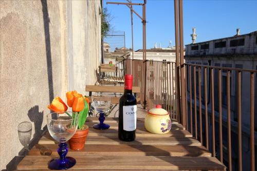 カターニアにあるPiazza Universita Wonderful Viewの- ボトルワイン1本、バルコニーのグラス1杯