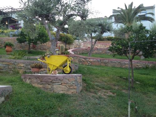 Κήπος έξω από το Aίγλη Διαμερίσματα