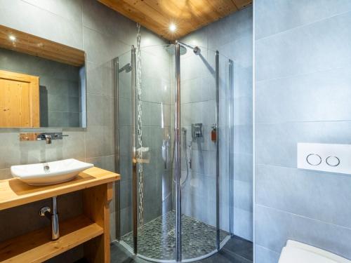 Appartement spacieux, jacuzzi, parking - 15 pers.
