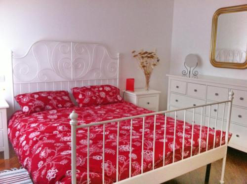 - une chambre avec un lit rouge et un miroir dans l'établissement silvia' s house, à La Spezia