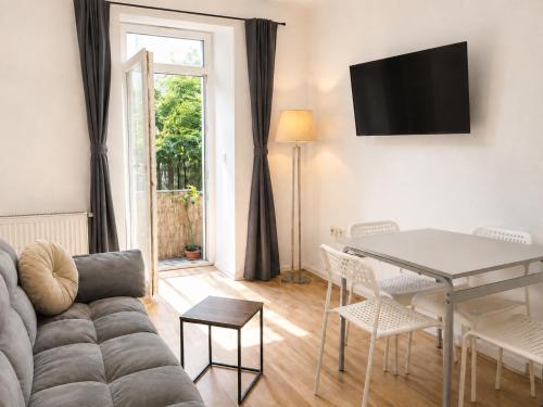 Cozy 1BR Apt with Living Room & Garden Included