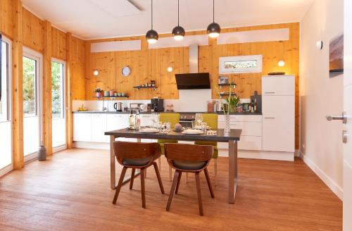 una cucina con tavolo e due sedie di relactive-mosel Feriendomizil a Traben-Trarbach