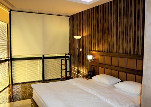En eller flere senge i et værelse på Avan Plaza Hotel