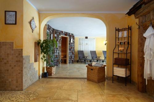 un pasillo con un arco, una mesa y sillas en Landhaus Alpensonne en Schattwald