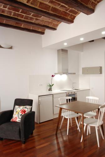 バレンシアにあるLonja Valencia Flatsのキッチン、リビングルーム(テーブル、椅子付)