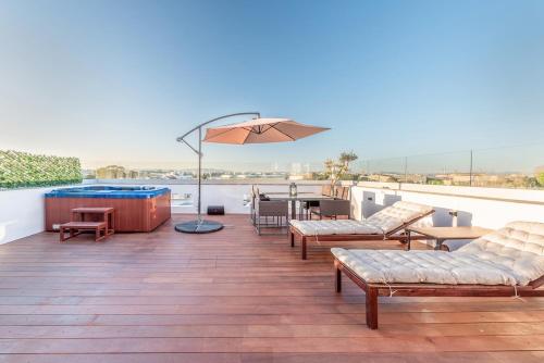 Vita Portucale ! Private Rooftop Retreat with Sauna & Jacuzzi