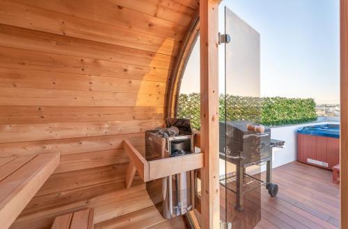 Vita Portucale ! Private Rooftop Retreat with Sauna & Jacuzzi