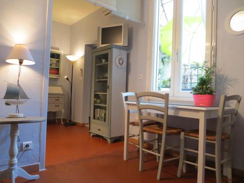 アヴィニョンにあるCœur de Provence GPのテーブル、椅子、デスクが備わる客室です。