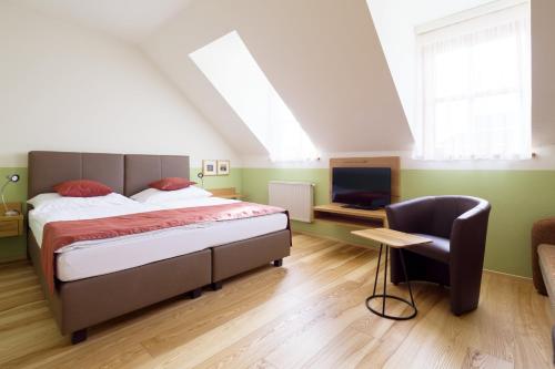 Cama o camas de una habitación en Weingut & Gästezimmer Edelmann