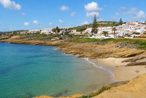 Entire flat 70sq m at Luz just 400m beach distance