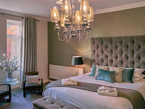 Säng eller sängar i ett rum på Stradey Park Hotel