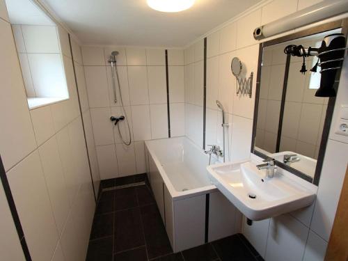 StallにあるHaus Waldschmied Exclusivの白いバスルーム(シンク、シャワー付)