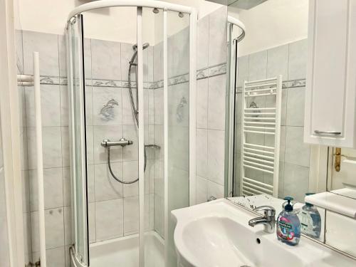 Central Stylish Apartment with Free Parking