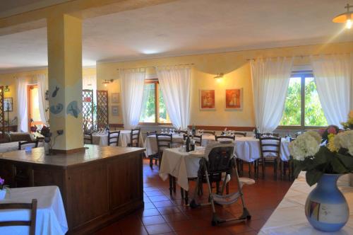 En restaurang eller annat matställe på Hotel Tirrena Bike & Country Hotel