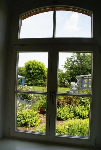 a window with three views of a garden at Bahnhof Frauenstein Wartehalle in Frauenstein