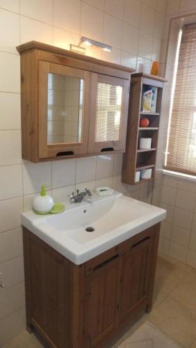 a bathroom with a sink and a mirror at Casa do Pico Madalena in Madalena