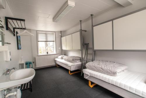 En eller flere senge i et værelse på Danhostel Kolding