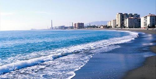 Apartamento Estación María Zambrano y Playa, Disfruta 90m2 junto al AVE con Jacuzzi y Parking Privados!