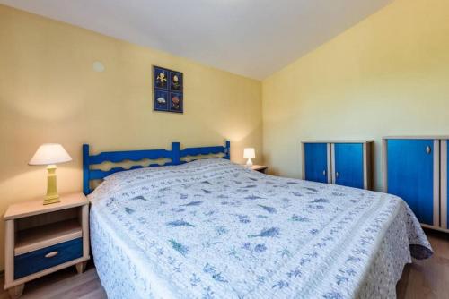 1 dormitorio con cama azul y colcha azul en Apartment Vesna, en Vela Luka