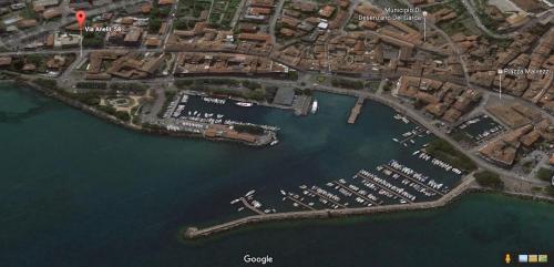 Garda Blue Lake Home Luxury Appartment في ديسينسانو ديل غاردا: اطلالة جوية على ميناء مع مارينا