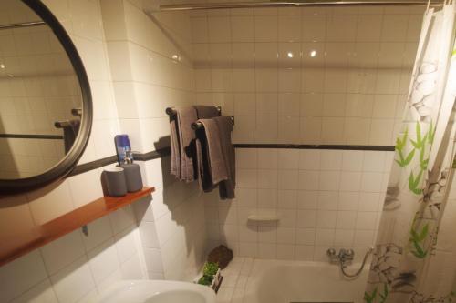 y baño con lavabo, aseo y espejo. en Amaya, relaxing holidays 5, en Costa de Antigua