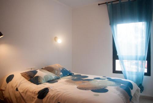 コスタ・デ・アンティグアにあるAmaya, relaxing holidays 5のベッドルーム(ベッド1台、窓付)