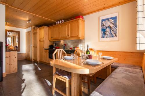 Apt Arsene2 Mont Blanc view for 5 next to ski - Happy Rentals