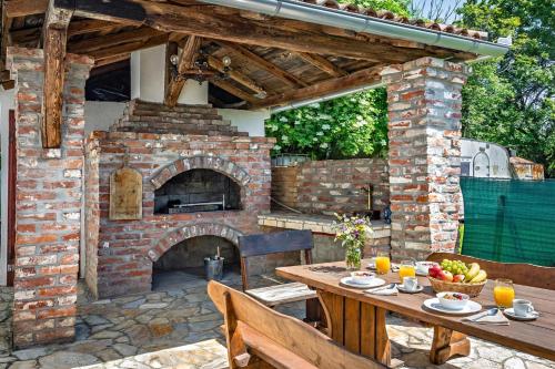 Villa Kristina Family Retreat with Pool - Happy Rentals