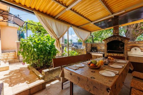 House Papinka with Private Pool & Garden - Happy Rentals