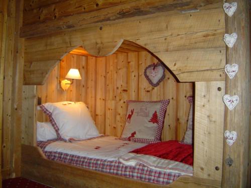 A bed or beds in a room at Chambre d'Hôtes La ferme d'en bas