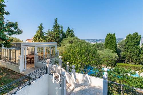 Modern villa with pool, garden, 4 bedrooms