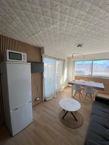 Panoramic Sea View Cozy Renovated Apartment