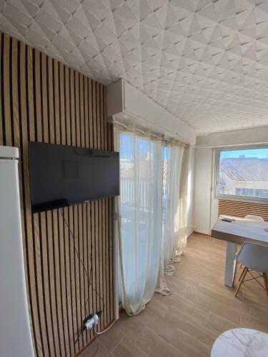 Panoramic Sea View Cozy Renovated Apartment