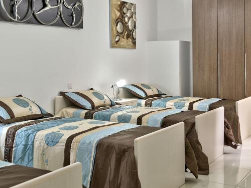 un gruppo di 4 posti letto in una camera di Water's Edge Apartment a San Pawl il-Baħar