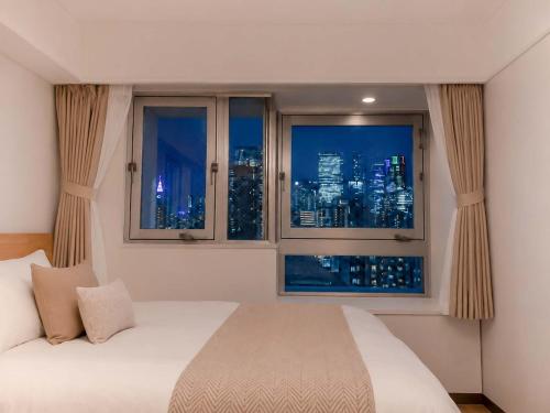 JR Okubo Station 4 Min Walk JR Yamanote Shin Okubo 8 Min Walk Shinjuku 1 Stop Spacious 75sqm 2BR Beautiful Night Views Vibrant Shopping District Sleeps 6