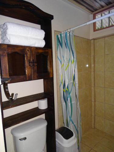 Ένα μπάνιο στο Hostel Osa Tucan Drake