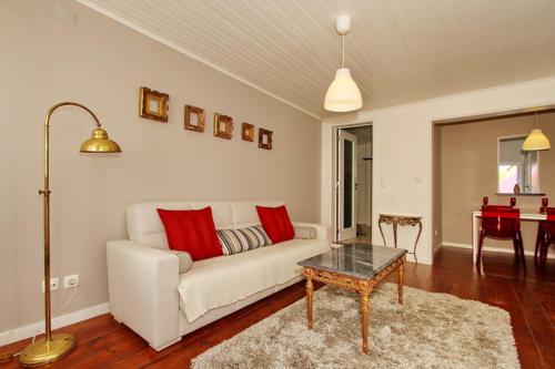 - un salon avec un canapé blanc et une table dans l'établissement Duplex Lisbon Castle Sao Jorge, à Lisbonne
