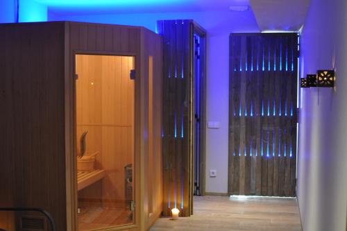 a room with a bathroom with a toilet and a mirror at Les Suites in Santa María de Palautordera