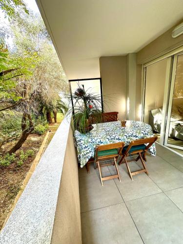 Studio calme et climatisé avec terrasse
