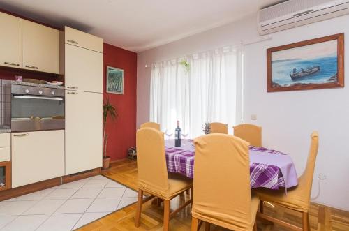 a kitchen and dining room with a table and chairs at Apartment and room Hoselito in Makarska