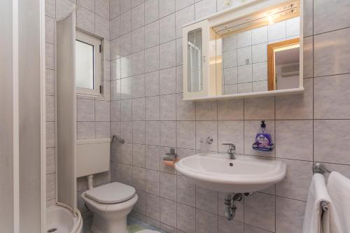 Apartment and room Hoselito tesisinde bir banyo