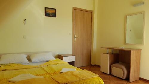 A bed or beds in a room at Villa Krisia Apartments