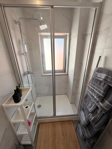 Sandowav – Modern Apartment Steps from the Beach